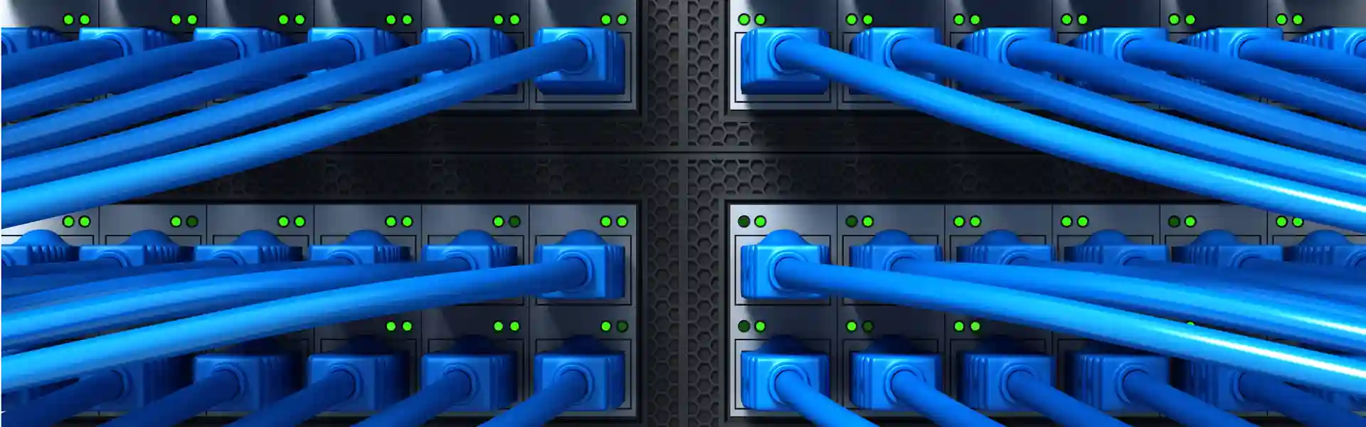 Mehrere blaue Netzwerkkabel sind an Anschlüssen in einem Serverpanel angeschlossen