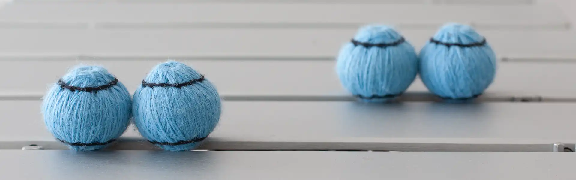 Vier Köpfe von Vibraphonschlägeln zwischen Vibraphonklangplatten