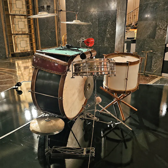 Blick auf die Spielerseite eines SONOR Jazz-Schlagzeug aus den 1920er Jahren