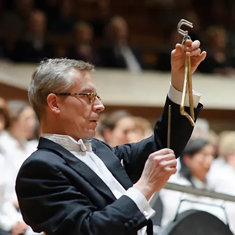 Thomas Rönnefarth spielt Triangel in der Philharmonie Berlin